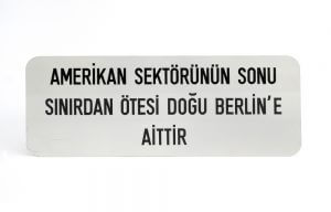 Sektorenschild in türkischer Sprache 1980er Jahre AlliiertenMuseum, Berlin Copyright: AlliiertenMuseum/Chodan