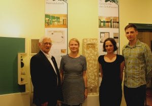 Klaus-Peter Laschinsky mit den Studenten Christin Christoffel, Anja Meusel und Felix Hennemann (von links) in der neuen Ausstellung. Foto: Gogol