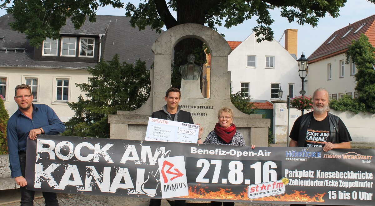 Christopher Baumann (mit Scheck) und Veronika Mampel freuten sich über den symbolischen Scheck, den ihnen die Veranstalter Torsten Höricke (links) und Michael Ritter. Foto: Gogol