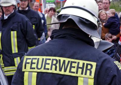 Feuerwehr-Großeinsatz in Wannsee: Wohnungsbrand breitet sich auf das Dach aus
