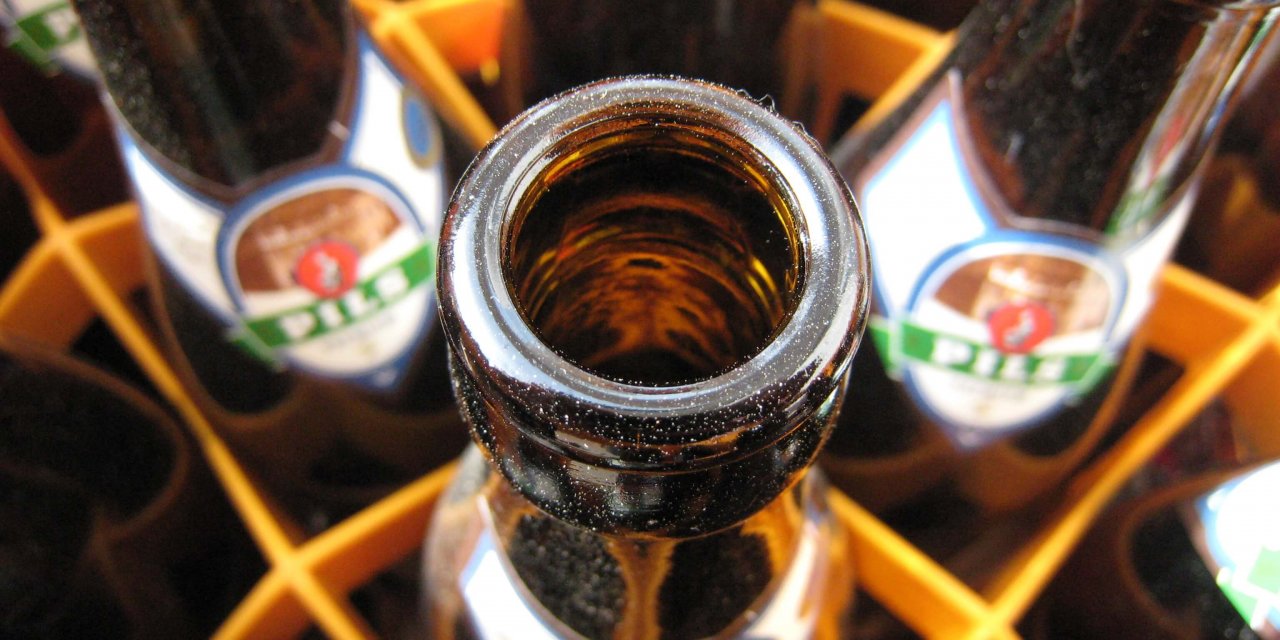 Streit um Bierkasten in Nikolassee – Geburtstagskind bekommt Bierflasche über den Kopf