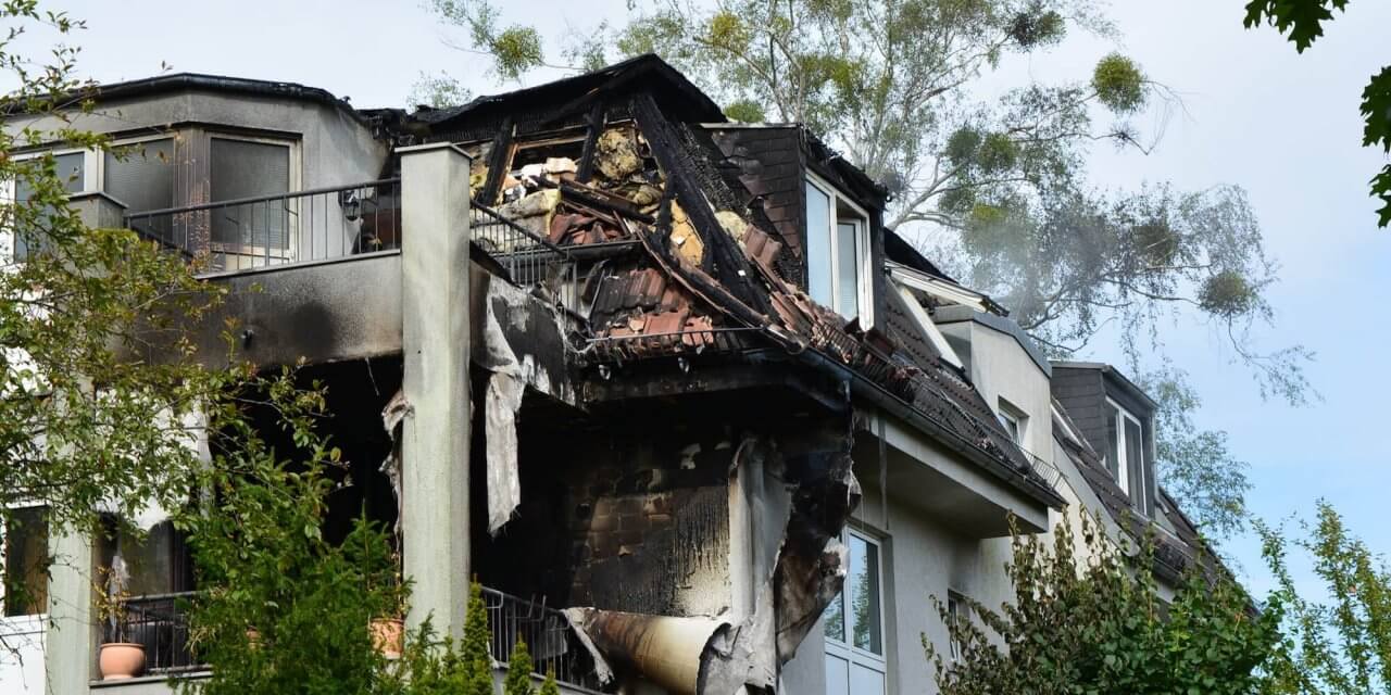 Brand in Lichterfelde: Dachgeschoss vollständig ausgebrannt