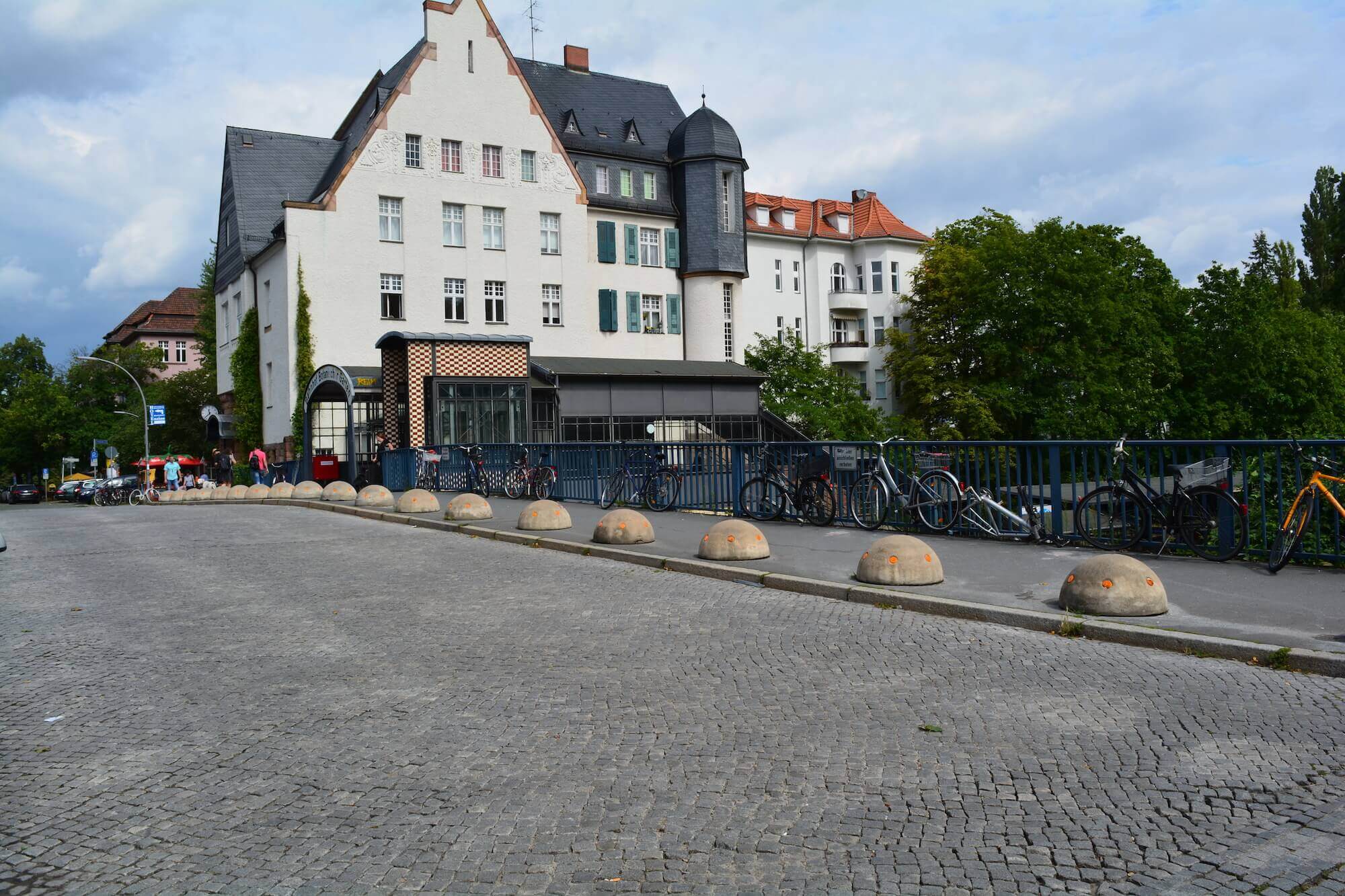 Moltkebrucke In Lichterfelde Wird Fur Autos Gesperrt