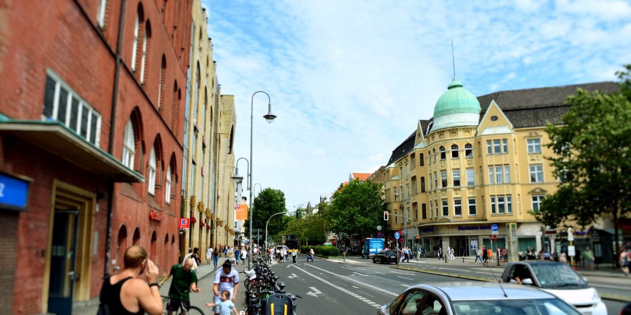 Schloßstraße: Gabenzaun bringt Spendende und Suchende zusammen