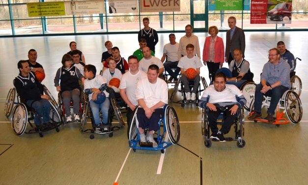 Neuer Sportrollstuhl mit Einhandantrieb für den Behinderten-Sportverein Steglitz