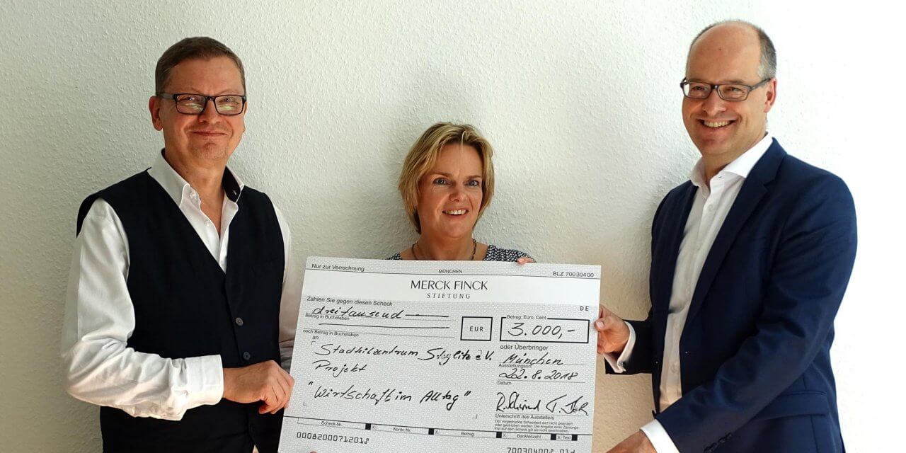 „Wirtschaft an die Schulen“ – Kooperationsprojekt erhält Spendenscheck der Merck Finck Stiftung