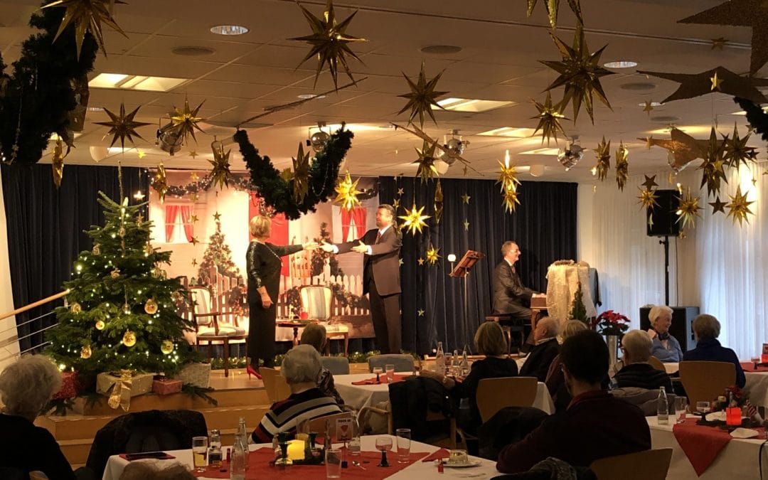 „Weihnachtssterne“ brachten Hertha-Müller-Haus zum Glänzen