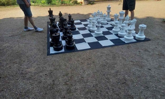 Schach spielen drinnen und draußen