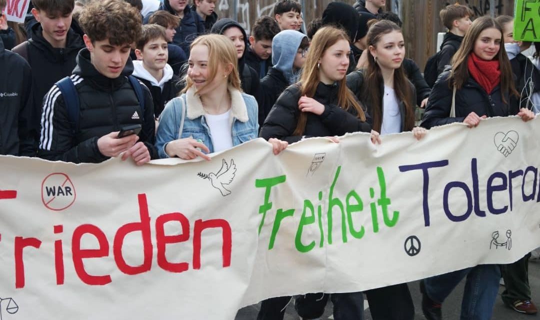 Schüler demonstrieren für Frieden und gegen Rechtsextremismus