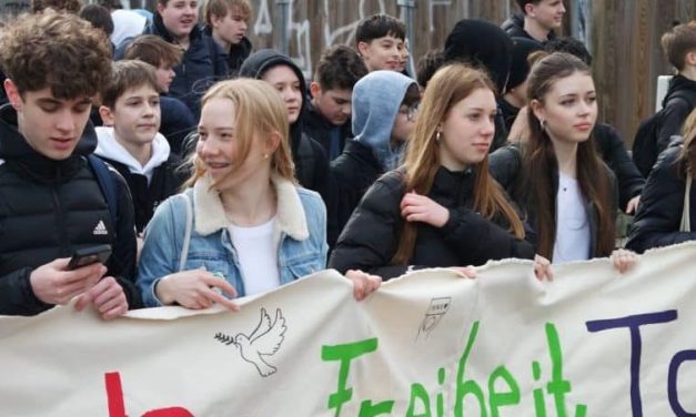 Schüler demonstrieren für Frieden und gegen Rechtsextremismus
