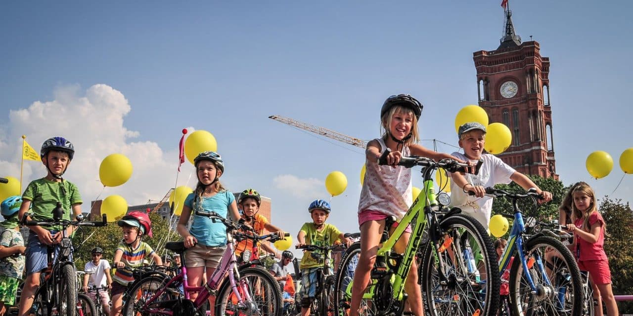 Familien-Fahrraddemo: „Straßen sind für alle da!“